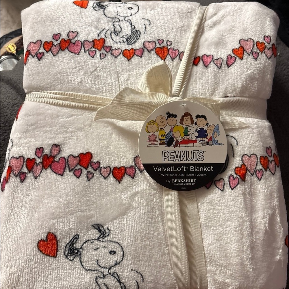 Peanuts White and Red VelvetLoft Blanket